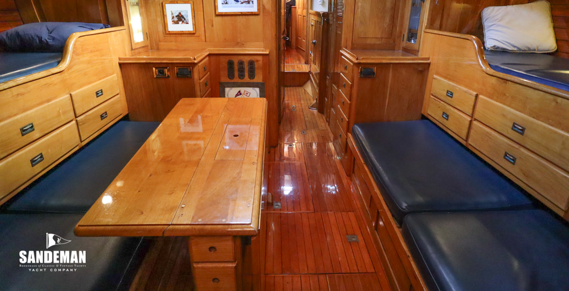 Saloon view forward