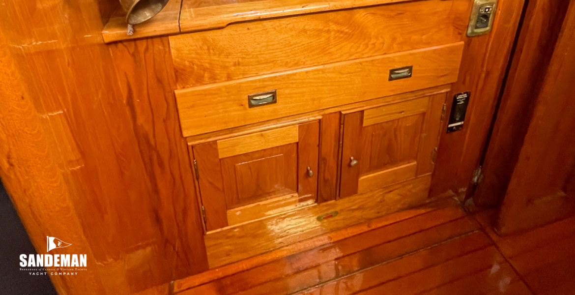 Navigation station and chart table