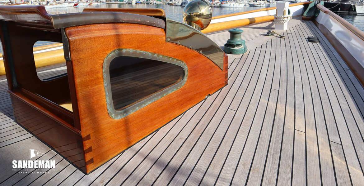 Foredeck view forward