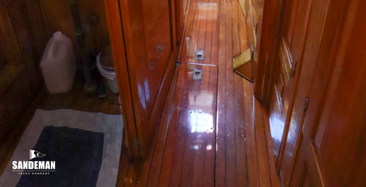 Passage forward; WC compartment to port