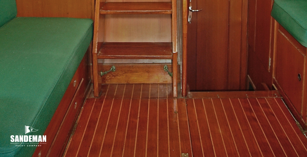 37DinetteupthroughCompanionway.jpg