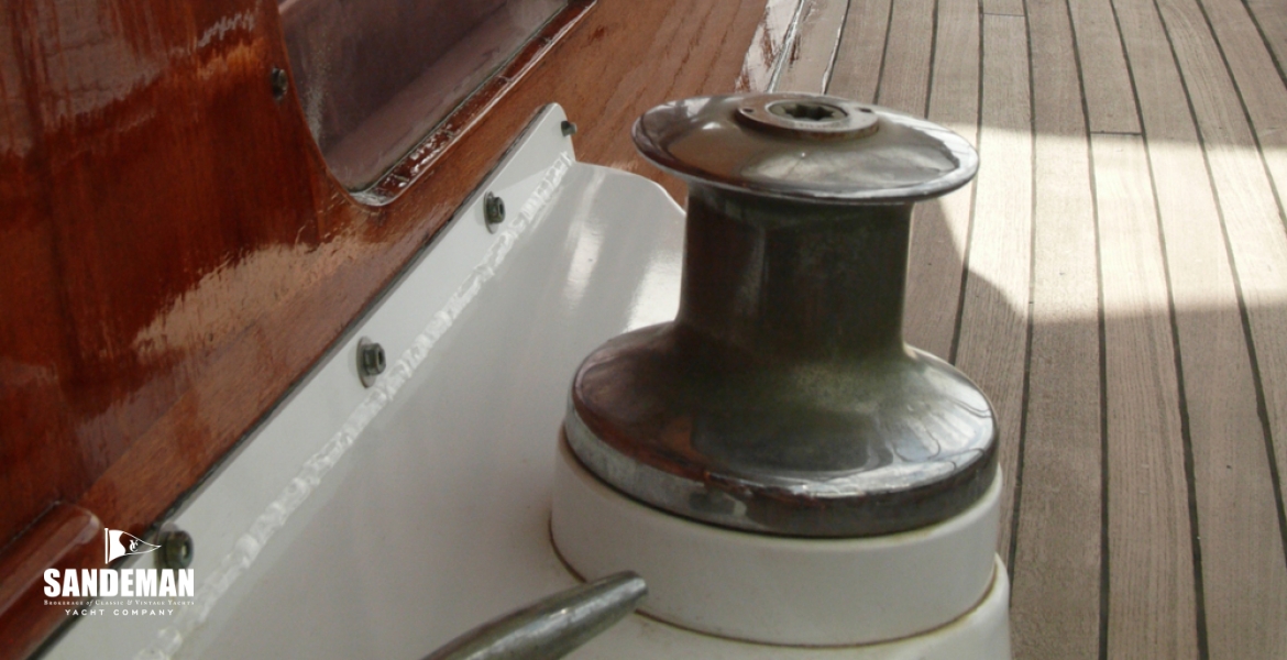 10Stbdsidedeckandcabin.jpg
