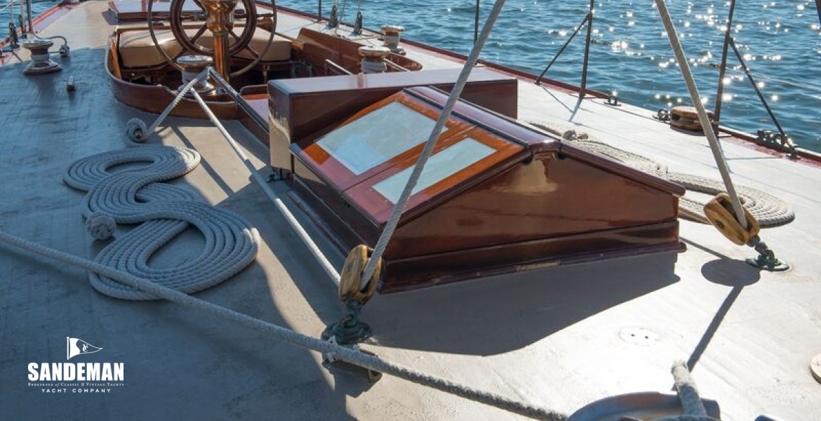 19 Skylight v aft