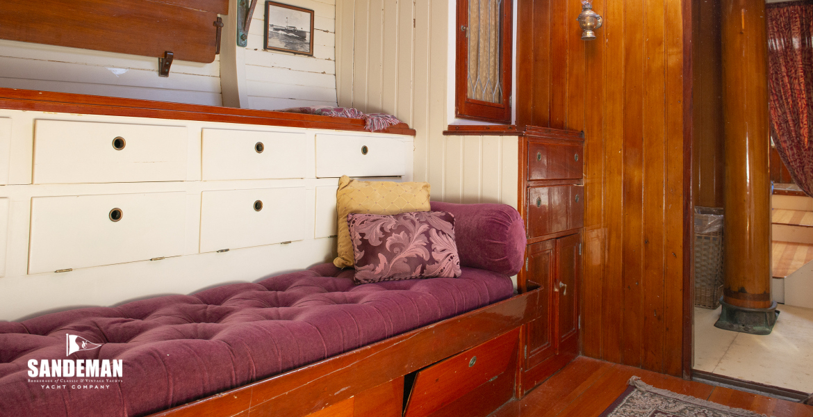 30 Saloon v fwd to port