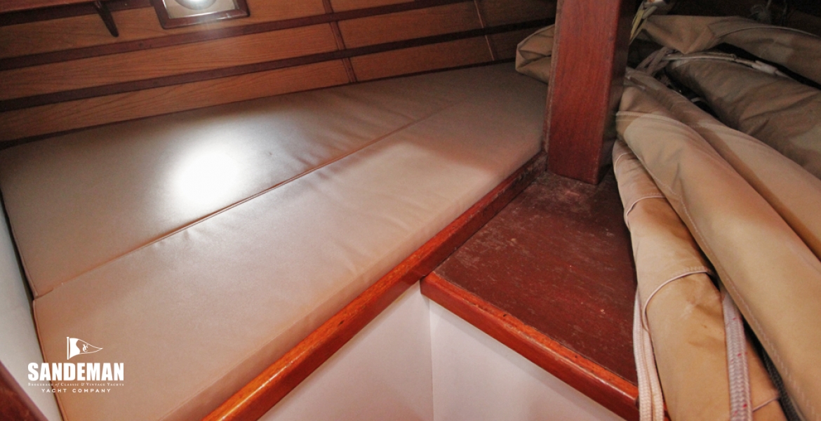 39 Forecabin berth.jpg
