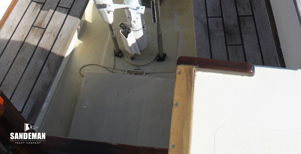 23 Cockpit aft.jpg