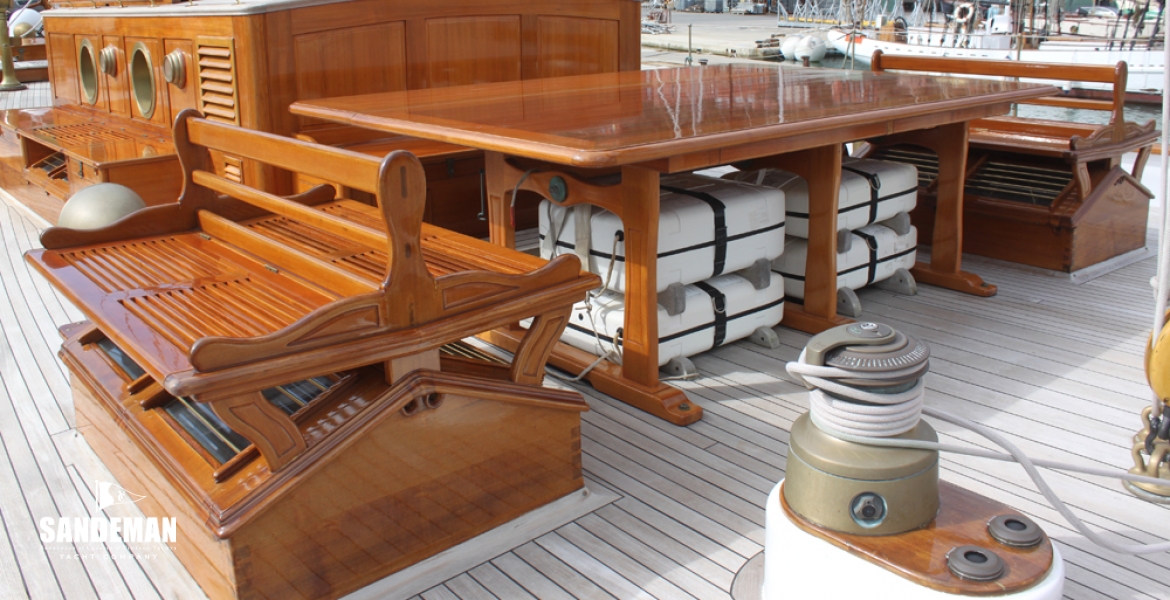 41 Mid deck dining