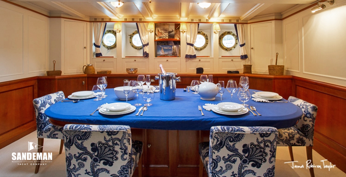 59 Saloon dining