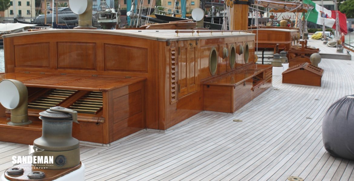 36 Doghouse port v aft