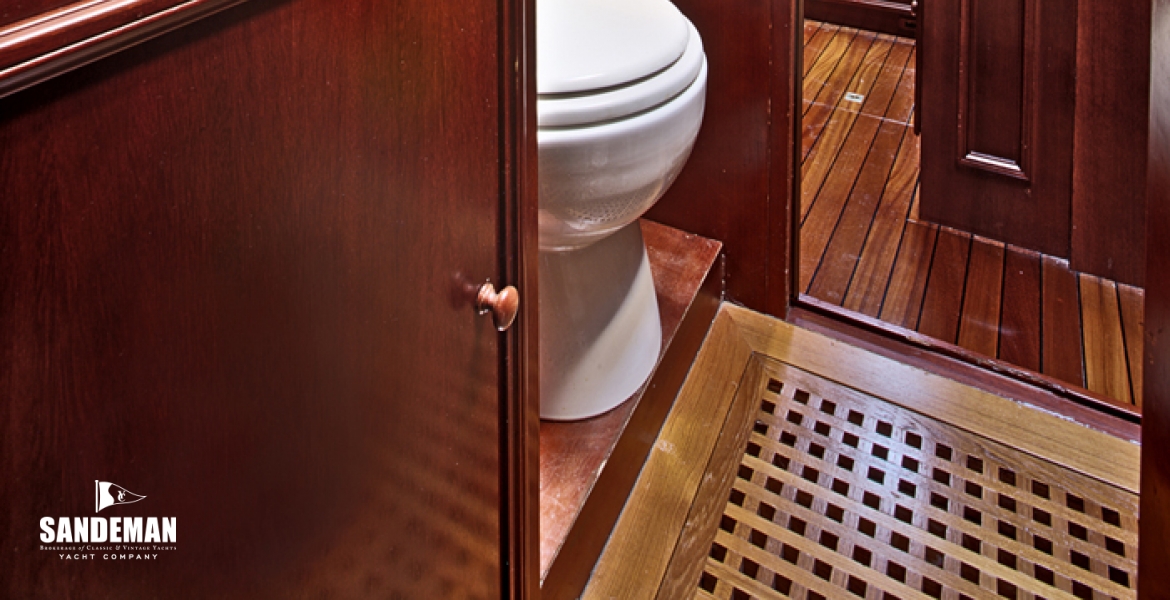 28FwdHeadcompartment.jpg
