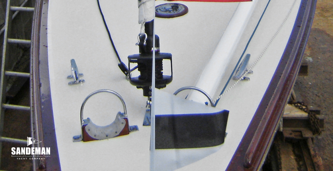 11 Foredeck aft.jpg