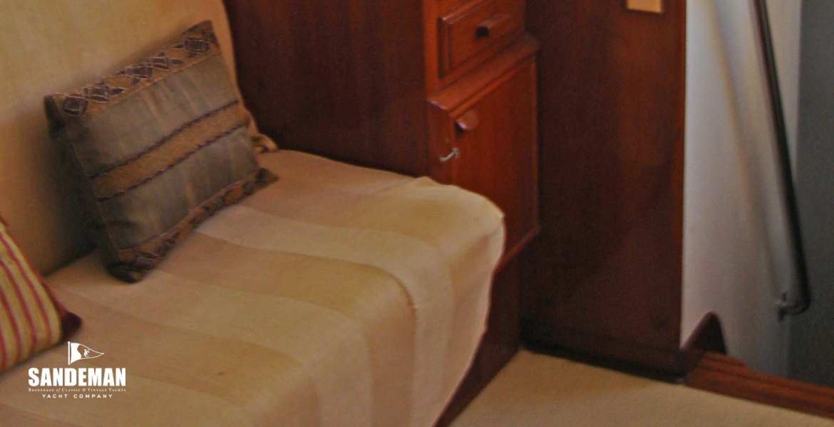 Saloon access forward