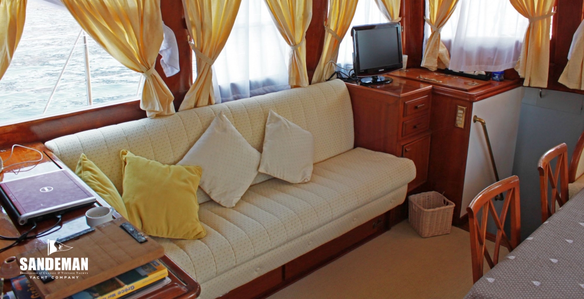 Saloon v to port fwd