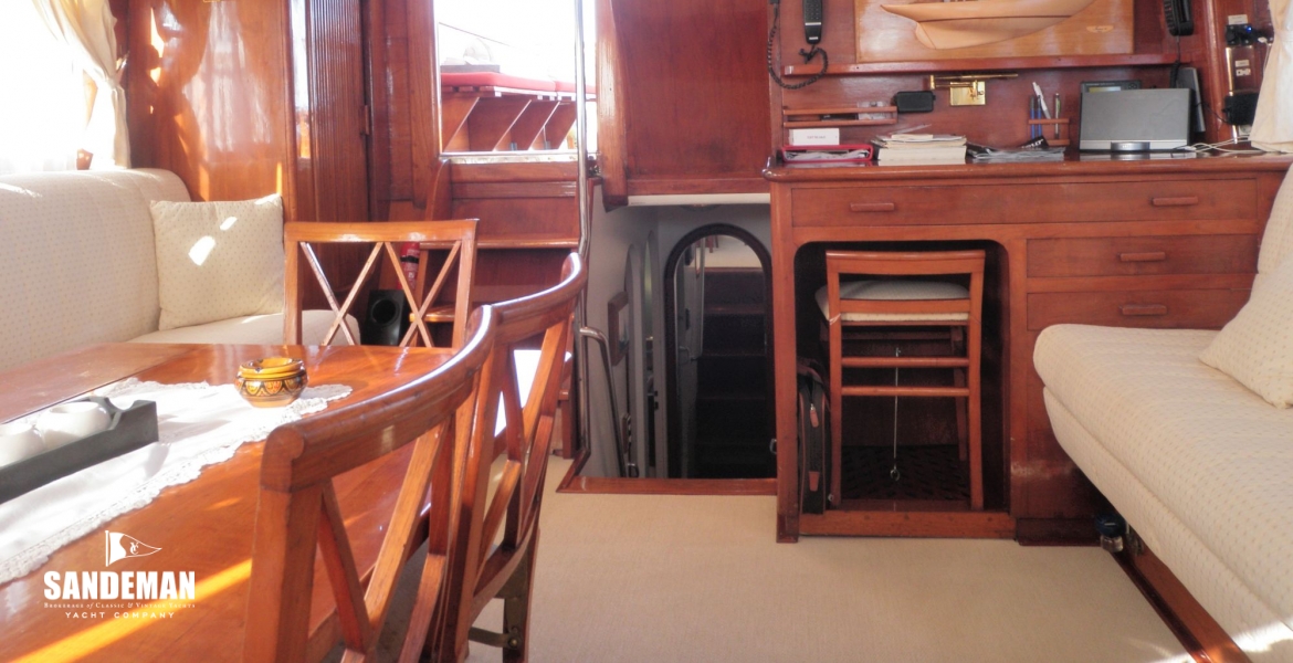 Saloon v aft