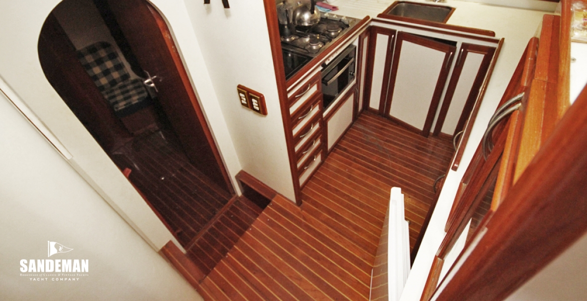 Galley access fwd