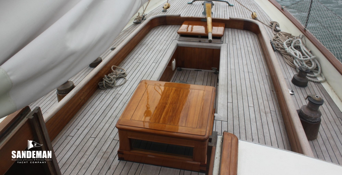 Down to cockpit v aft