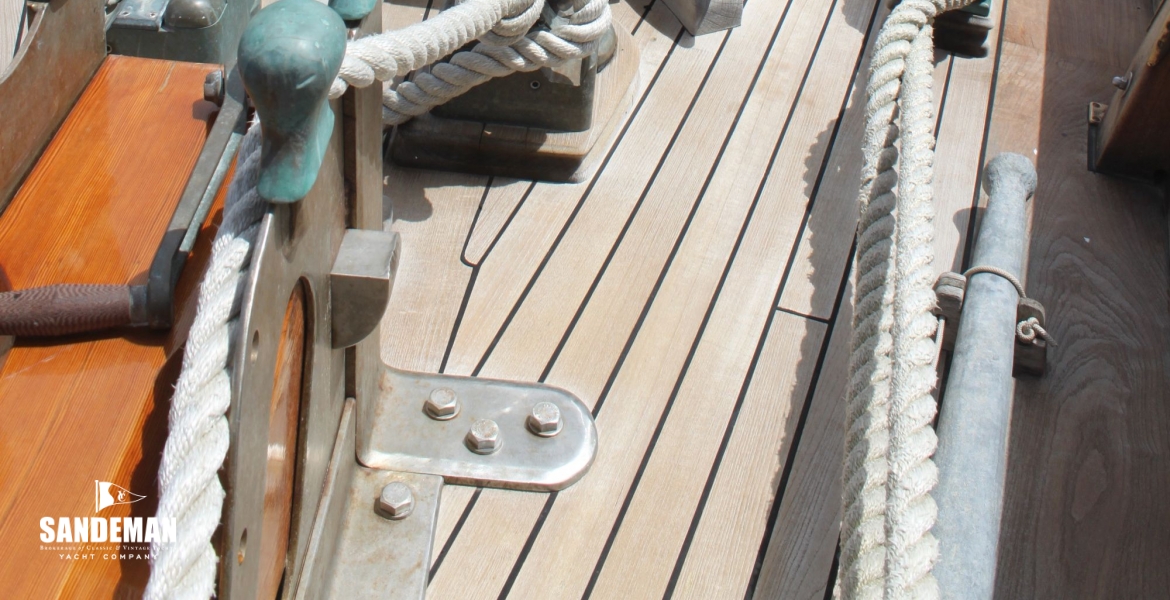 35 Foredeck aft
