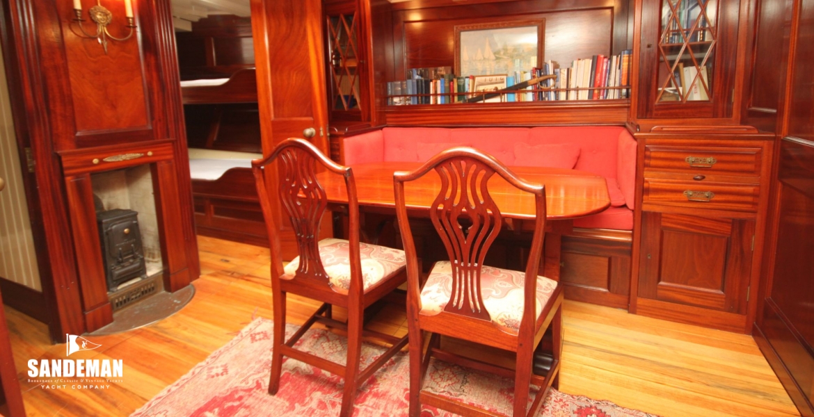 48 Saloon to Guest cabin