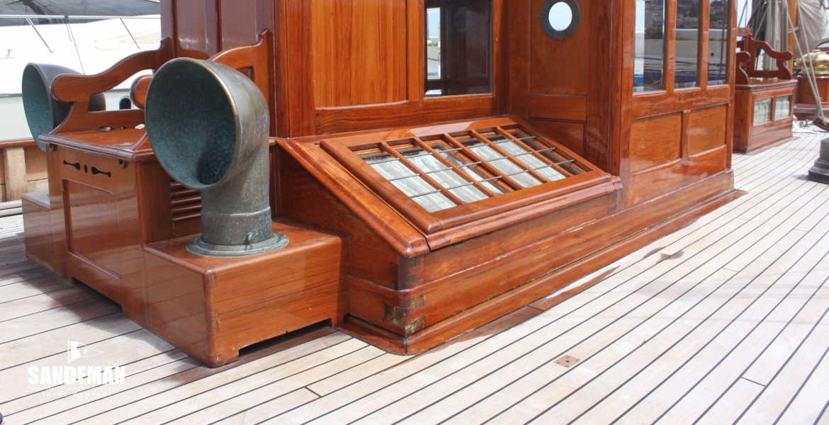 38 Doghouse port aft