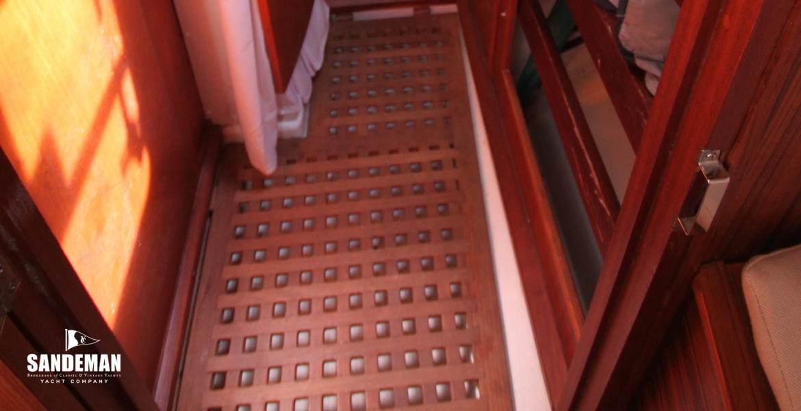 37Showernhanginglockervaft.JPG