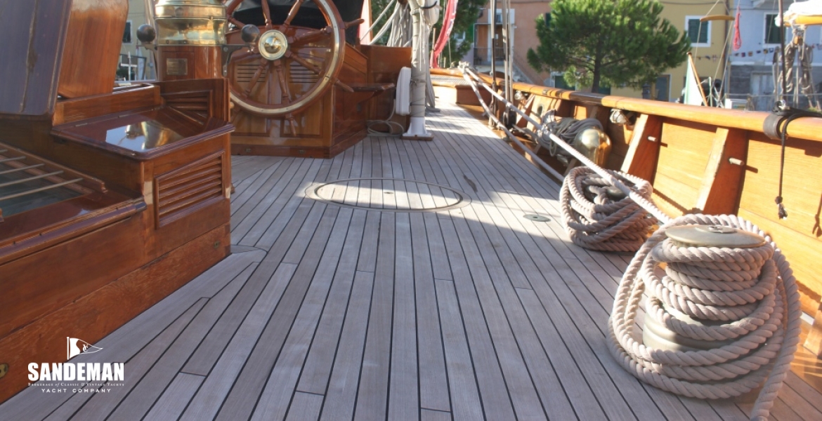 35 Engine hatch to helm