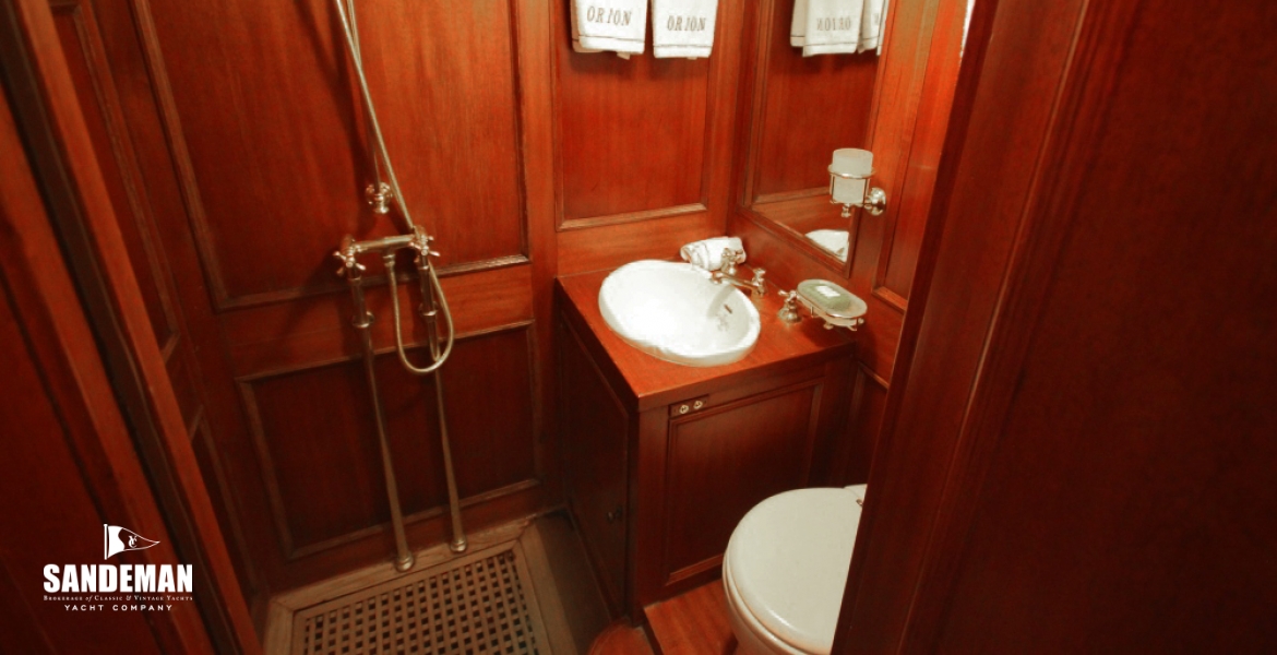 63 Stbd aft Guest dbl en suite