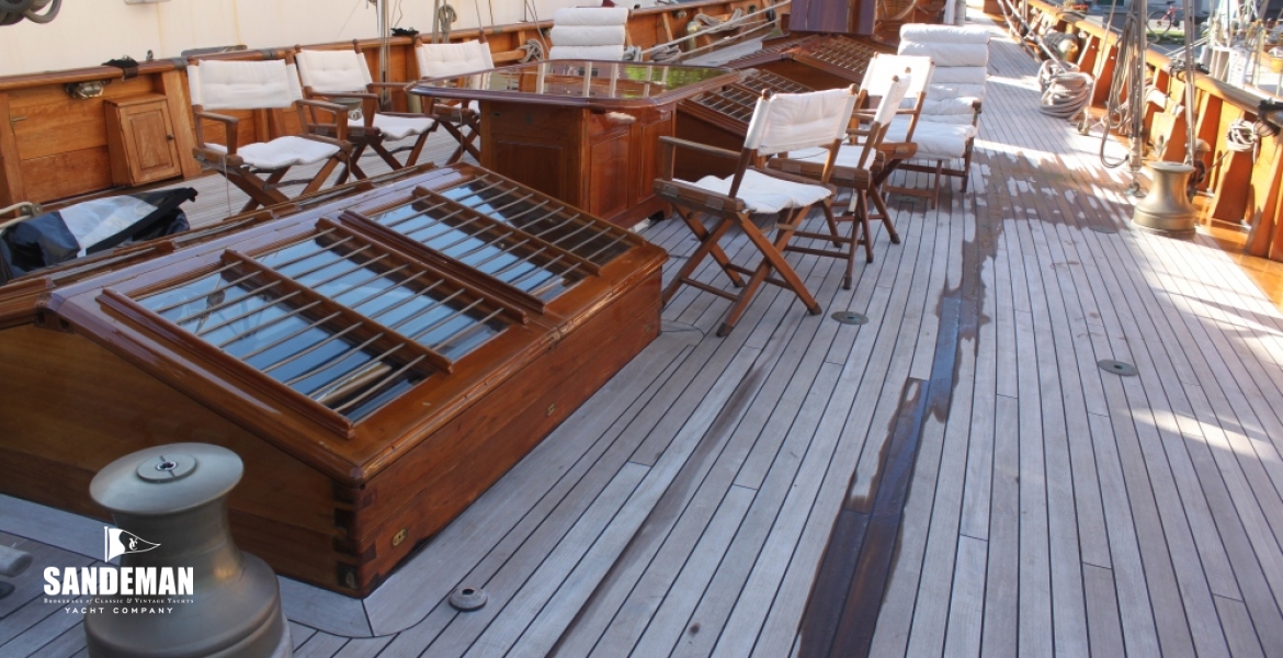 33 Mid deck v aft