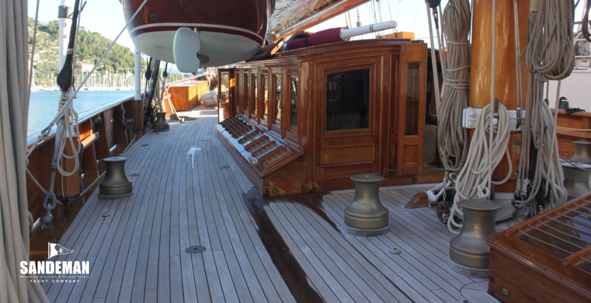 25 Main mast n tender port