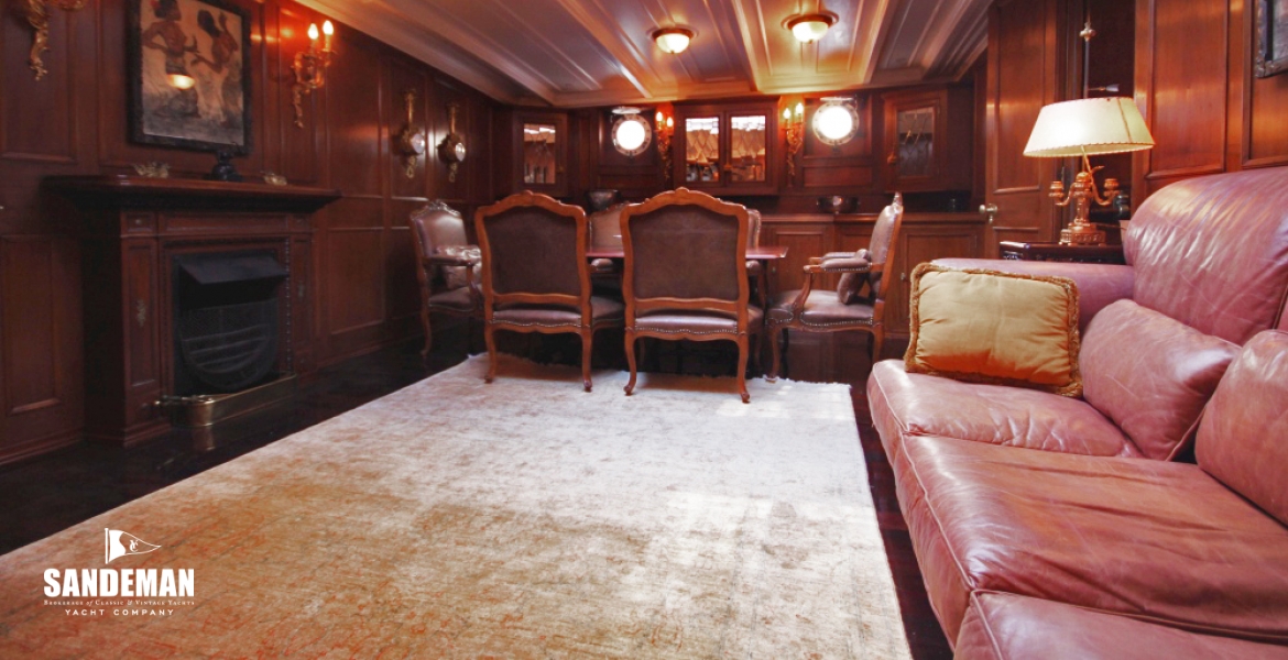 46 Saloon seating to dining area