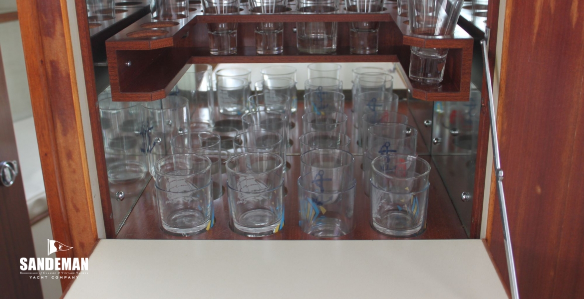 25 Glasses cabinet.JPG