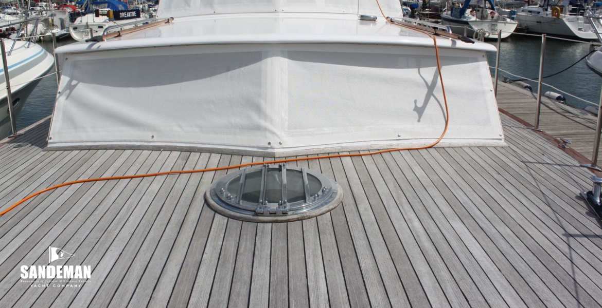 16 Foredeck v aft.JPG
