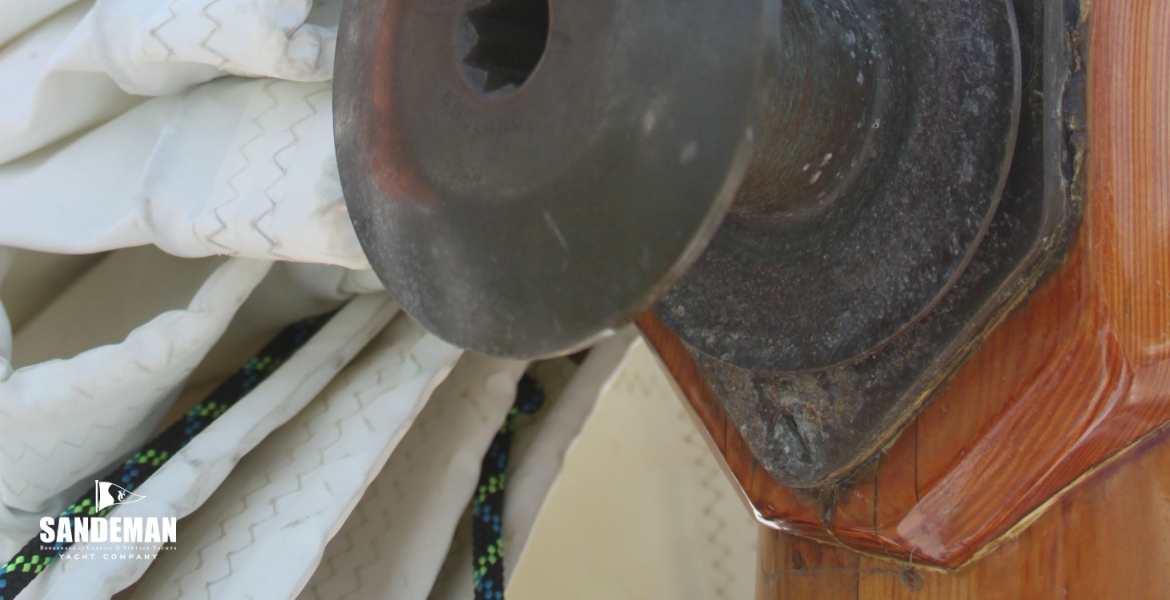 14 Mast winch.JPG