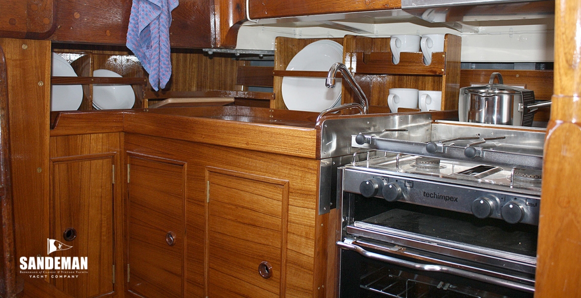 35 Galley v aft
