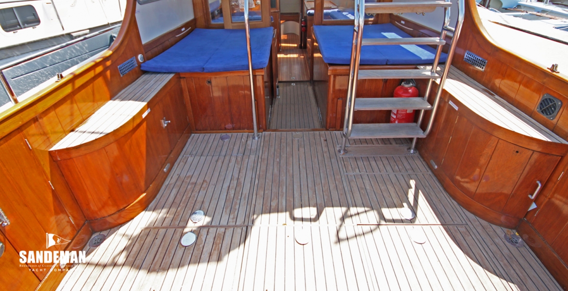 17 Aft deck with view forward