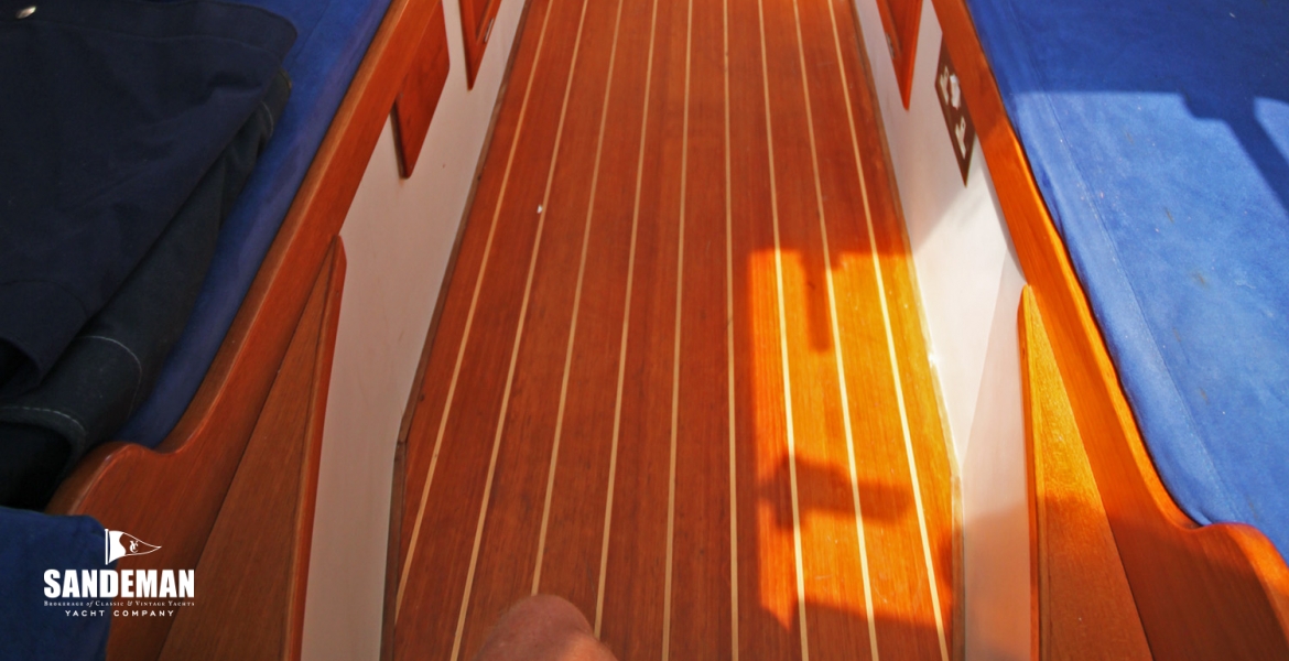 25 Forward cabin with view towards aft