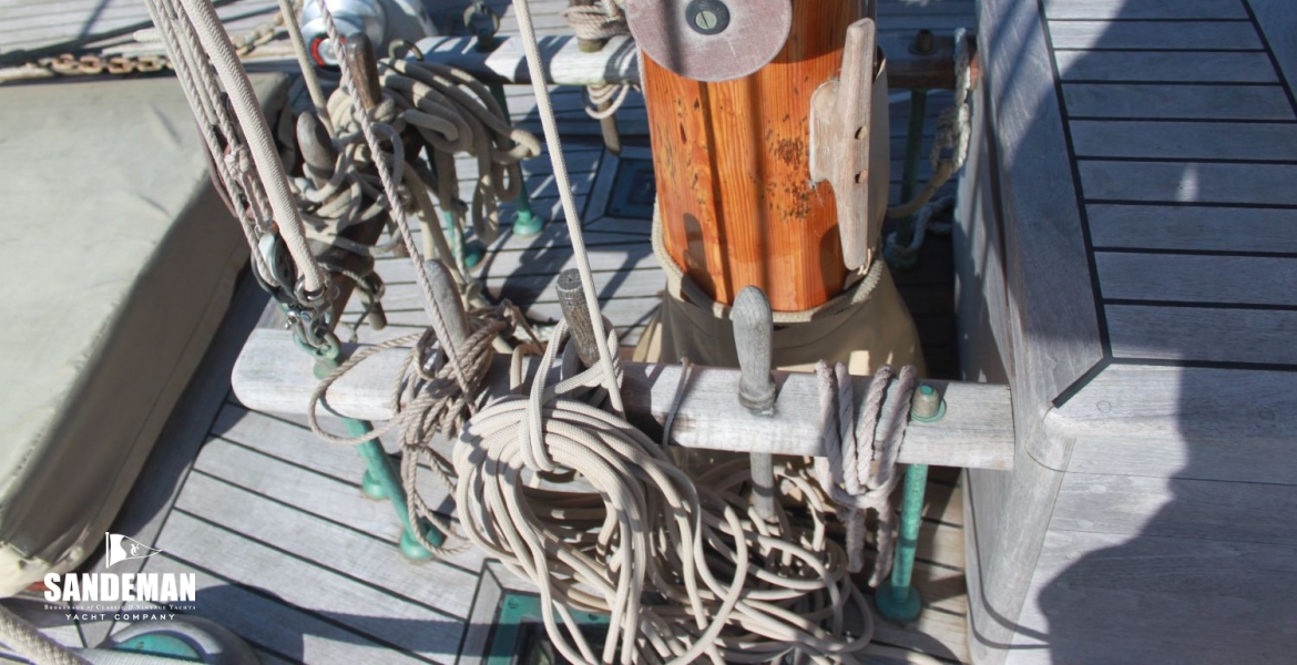 17 Mast detail