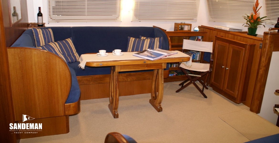 Saloon to port