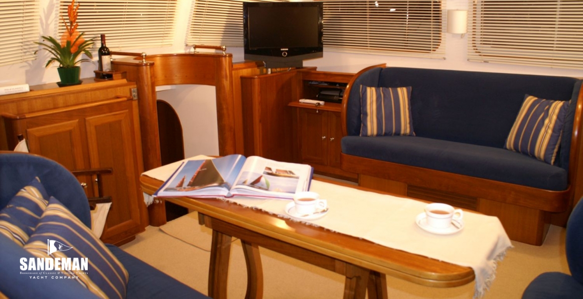 Saloon fwd to stbd