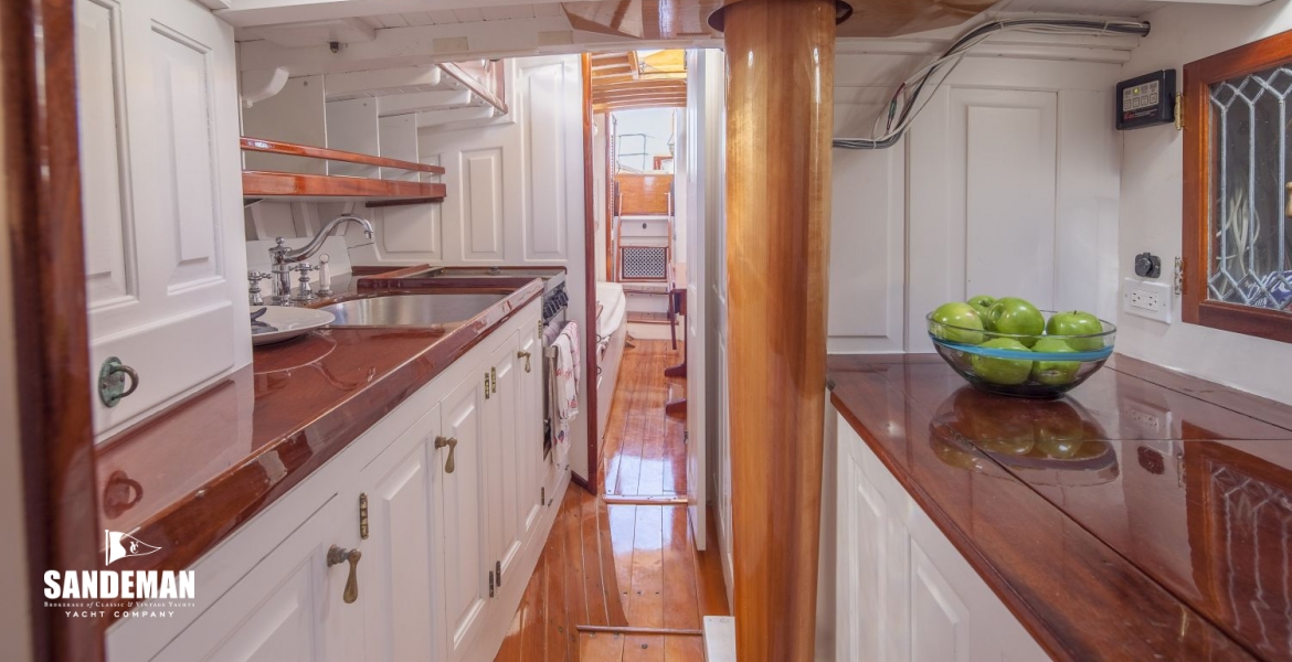 23 Galley v aft