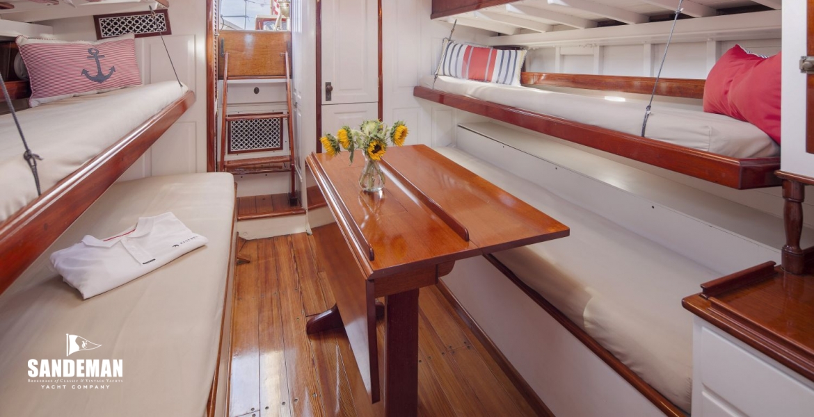 27 Saloon v aft