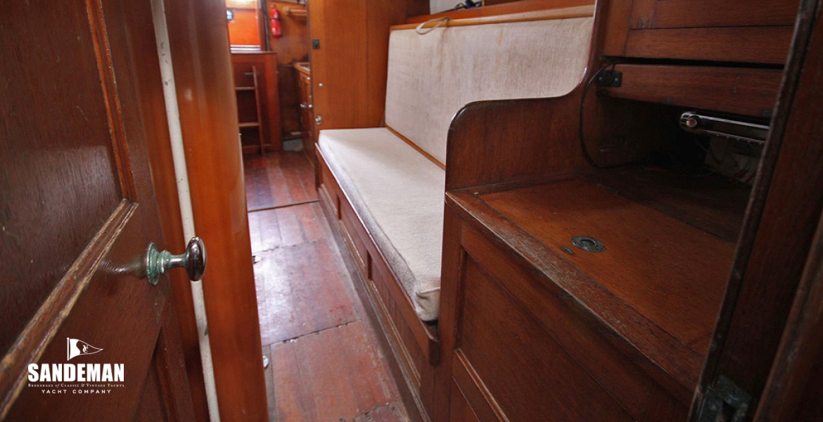 42 Into saloon v aft