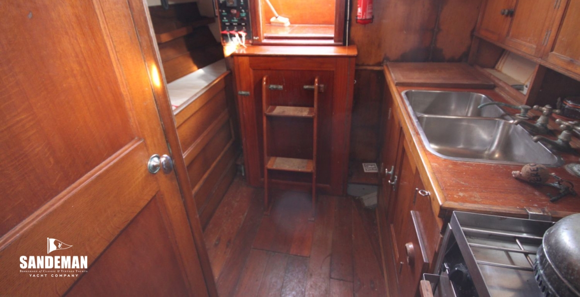 44 Galley v aft