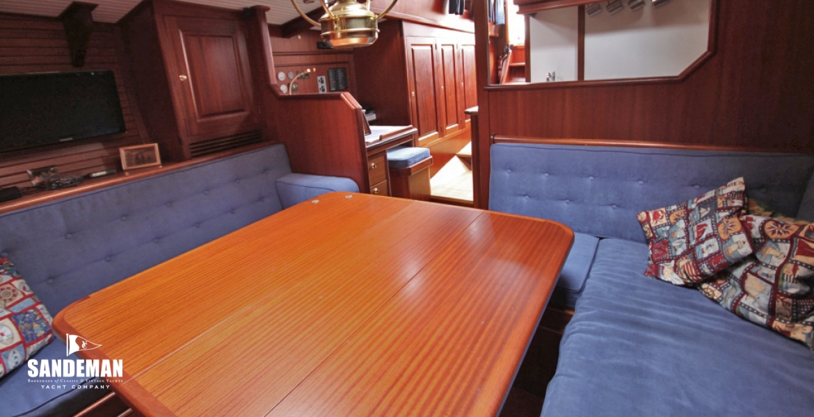 Saloon v aft