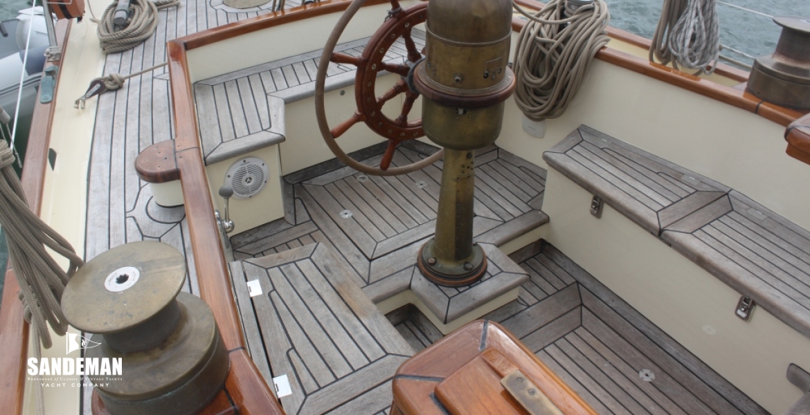 Cockpit v aft
