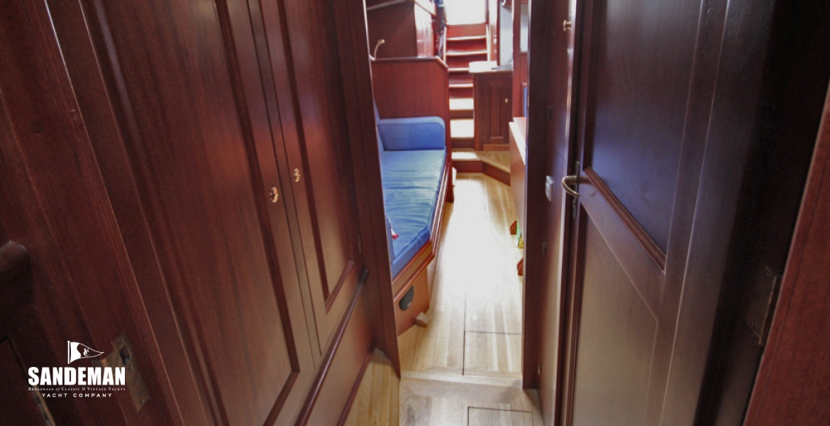 Fwd corridor v aft