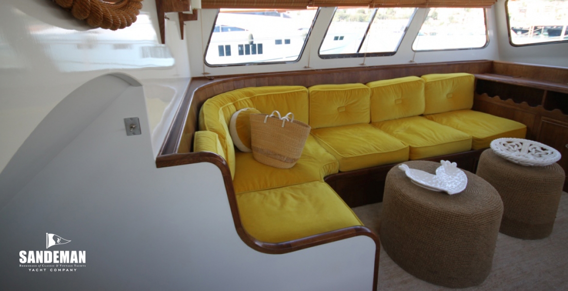 54 Upper saloon to port.jpg