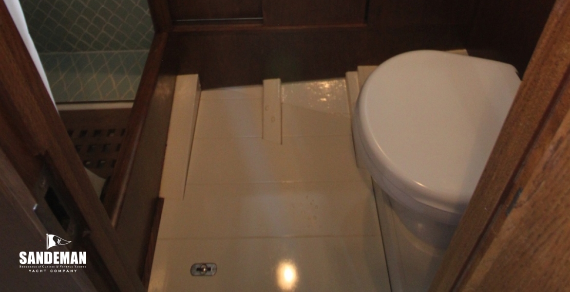 72 Guest head n shwr stbd.JPG