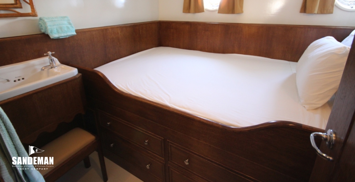 70 Fwd dble guest cab port.JPG