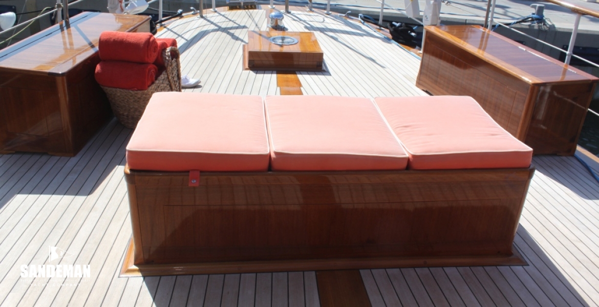 38 Bech seat locker v aft.JPG