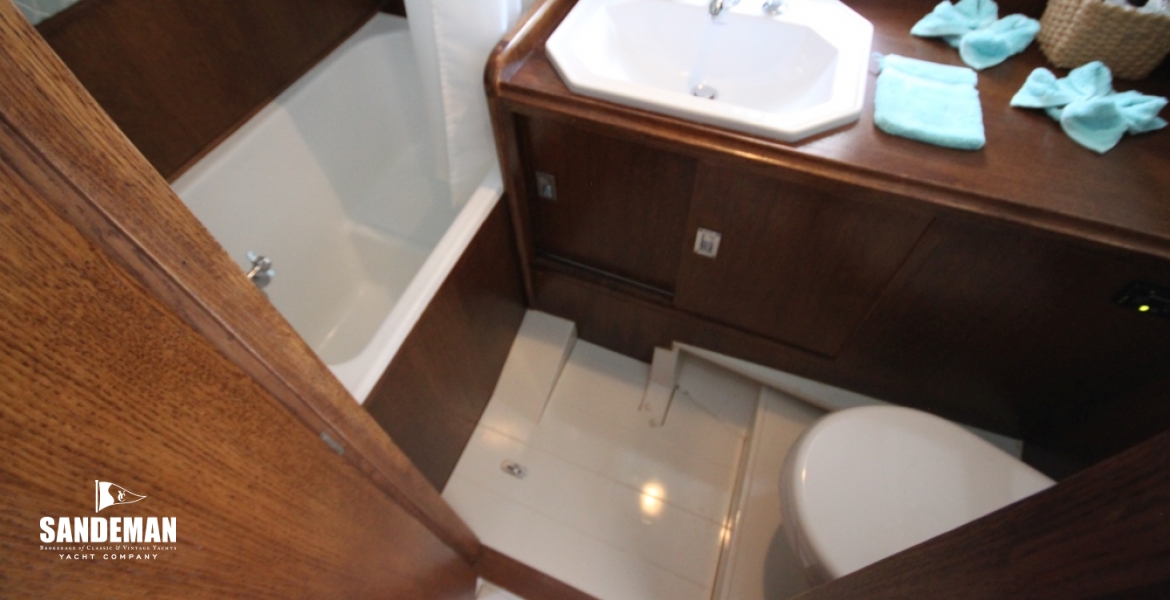 79 Master head bath and washbasin.JPG